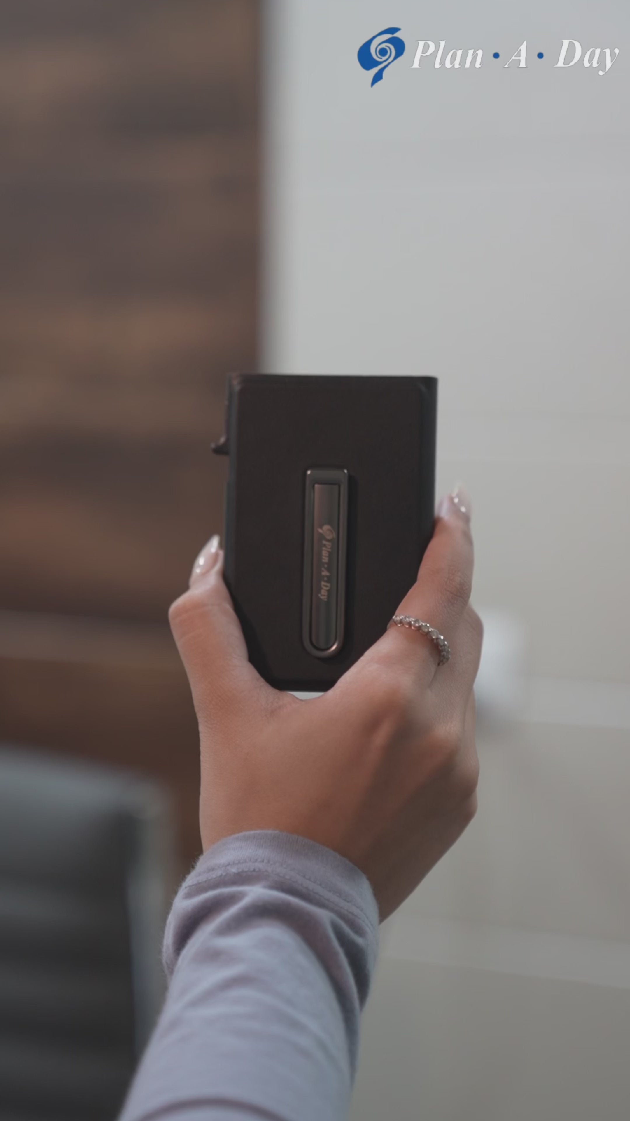 NOVARO RFID Magsafe Leather Card Wallet with Stand